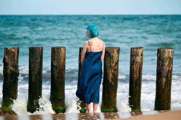 Mujer Pelo Azul Joven Vestido Largo Azul Oscuro Con Lindo — Foto de Stock