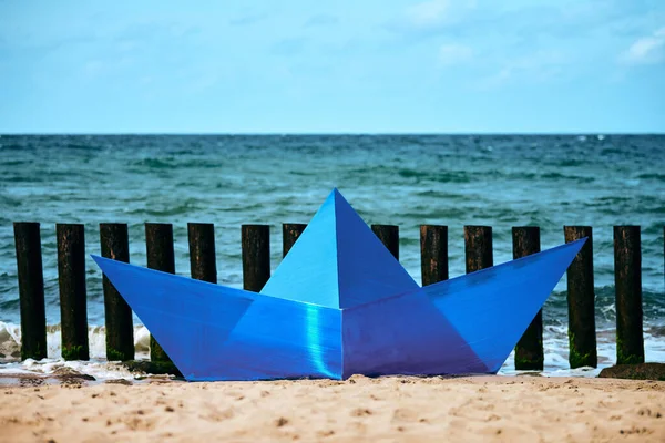 Орігамі Синій Паперовий Човен Піщаному Пляжі Дизайну Синій Паперовий Іграшковий — стокове фото