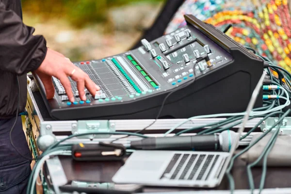 Ingeniero Sonido Manos Trabajando Mezclador Sonido Vivo Concierto Aire Libre — Foto de Stock