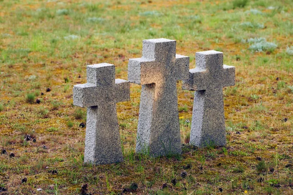 Trzy Katolickie Kamienne Krzyże Niemieckim Cmentarzu Wojskowym Europie Pomnik Poległych — Zdjęcie stockowe