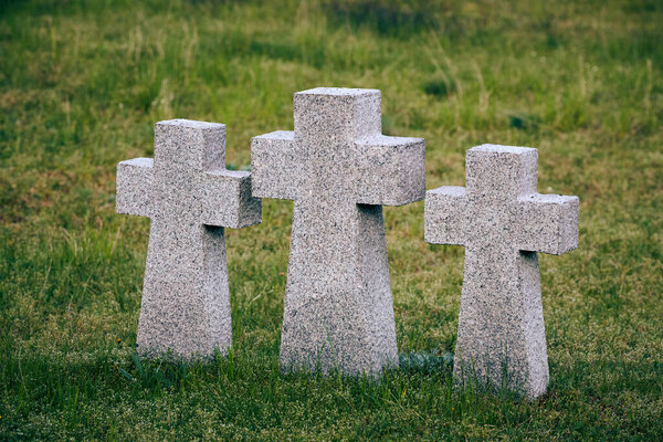 Три католических каменных креста на немецком военном кладбище в Европе. Мемориал погибшим воинам Великой Отечественной войны в Балтийске, Калининградская область, Россия