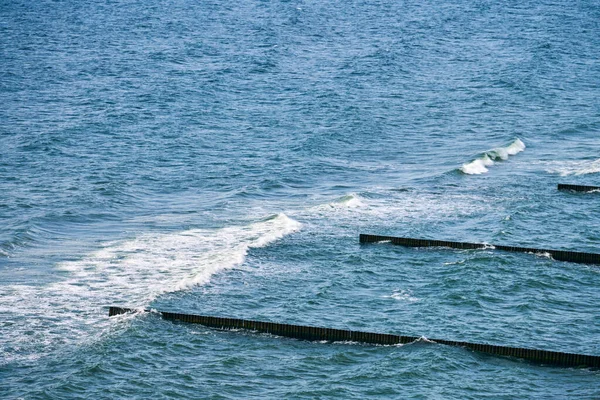 Deniz Sularına Kadar Uzanan Eski Ahşap Groyne Ler Köpüren Dalgalarla — Stok fotoğraf