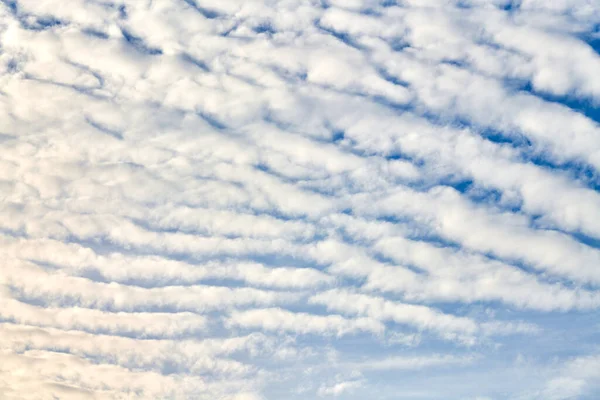 Céu Azul Bonito Com Nuvens Brancas Incomuns Altocumulus Undulatus Formação — Fotografia de Stock