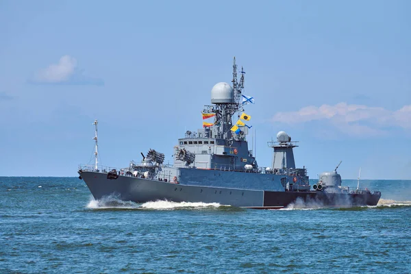 Deniz tatbikatları ve geçit törenleri sırasında büyük bir füze gemisi, Baltık Denizi 'nde Rus donanması tarafından güdümlü füze destroyeri. Modern askeri savaş gemisi dalgalı mavi denizde seyrediyor.