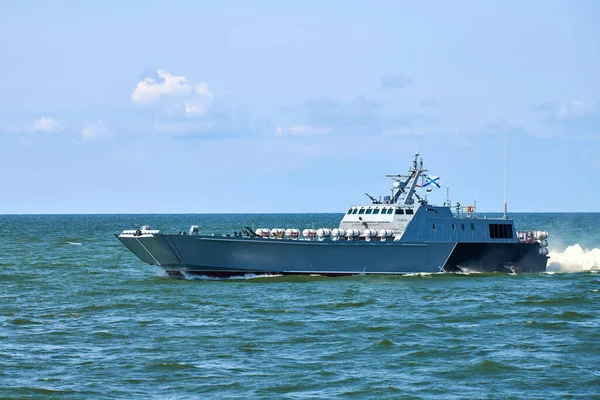 Grande Navio Guerra Cinza Moderno Navegando Água Mar Ainda Azul — Fotografia de Stock