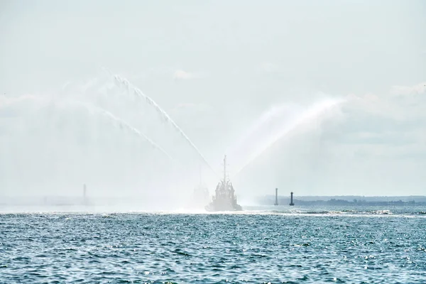 Barcos Flutuantes Rebocador Pulverizando Jatos Água Demonstrando Canhões Água Combate — Fotografia de Stock