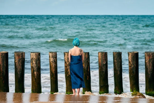 Mujer Pelo Azul Joven Vestido Largo Azul Oscuro Con Lindo — Foto de Stock