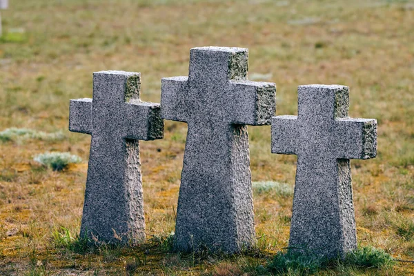 Tři Katolické Kamenné Kříže Německém Vojenském Hřbitově Evropě Památník Mrtvých — Stock fotografie