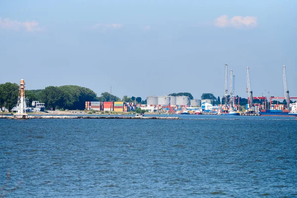 輸出入物流におけるコンテナ船ターミナル クレーン 青い空と海 日で港に貨物を輸送 貨物輸送 世界的な輸送 グローバル通信 — ストック写真