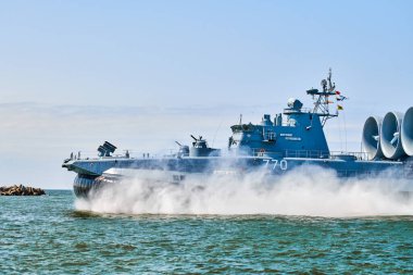Baltiysk, Kaliningrad oblast, Rusya - 07.22.2021 - İniş Aracı Hava yastığı LCAC hovercraft 'ı deniz suyu sıçratarak yüksek hızda iniyor. Suyun üzerinde uçan gemi, hava yastığı