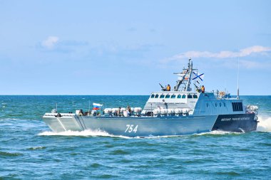 Baltiysk, Kaliningrad oblast, Rusya - 07.22.2021 - denizden kıyıya iniş yapan LCU adlı büyük bir modern çıkarma gemisi, mavi deniz suyunda giden gri savaş gemisi. Baltık Denizi, Rus Donanması