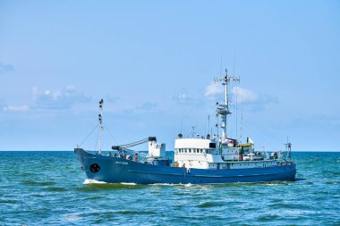 Baltiysk, Kaliningrad oblast, Rusya - 07.22.2021 - araştırma gemisi, mavi Baltık Denizi 'nde seyreden araştırma gemisi. Donanma devriye gemisi. Askeri gemi, savaş gemisi, Baltık Filosu, Rus Donanması