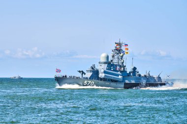Baltiysk, Kaliningrad oblast, Rusya - 07.22.2021 - Donanma Günü tatbikatlarında büyük bir füze botu, Baltık Denizi 'nde güdümlü füze imha manevrası. Mavi denizde yelken açan savaş gemisi