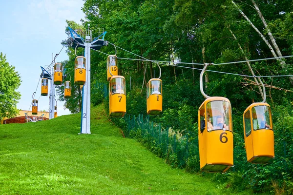 Svetlogorsk Rússia 2021 Cableway Green Mountainside Svetlogorsk Teleférico Com Carros — Fotografia de Stock