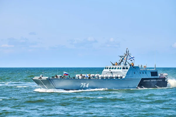 Baltiysk, Kaliningrad oblast, Rusya - 07.22.2021 - denizden kıyıya iniş yapan LCU adlı büyük bir modern çıkarma gemisi, mavi deniz suyunda giden gri savaş gemisi. Baltık Denizi, Rus Donanması