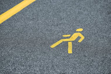 Sarı yaya levhası kaldırımda, karayolu yakınlarında güvenli yol trafiği. Asfalt yolda yaya levhası, yol trafiği için sarı işaret, seçici odak