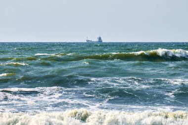 Boşaltılmış konteyner kargo gemisi, ihracat ticaret lojistik ve ulaşım, açık denizde konteynır kargo gemisi. Yük taşımacılığı, deniz taşımacılığı, denizcilik gemisi
