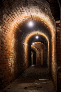 Eski Alman kalesindeki tuğla tünel, eski kablolu kırmızı tuğla çatı katı koridoru, gizli askeri üssün endüstriyel bodrumu. Eski malikanenin gizli geçidi. Fort No. 5 Kral Frederick William III