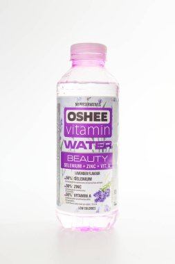 Kaliningrad, Rusya - 09.11.2021 - Beyaz arka planda izole edilmiş Oshee vitamin suyu şişesi, aktif insanlar için vitaminli spor içeceği
