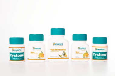 Kaliningrad, Rusya - 09.11.2021 Himalaya Cystone, Bael ve Yashtimadhu şişeleri. Vücut sağlığı için Ayurvedic diyet takviyeleri. Beyaz arkaplanda saf bitki tabletleri