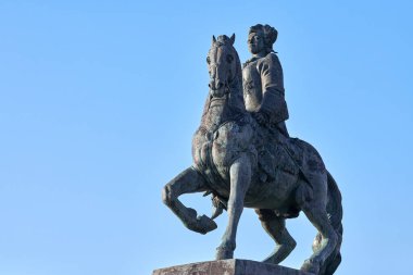Baltiysk, Rusya - 07.30. 2021 Baltiysk şehrinde İmparatoriçe Elizabeth Petrovna anıtı. Tarihi Elizabeth Fort kompleksinin bir parçası. Rusya 'da Baltık Denizi kıyısındaki anıt, mavi gökyüzü arka planı