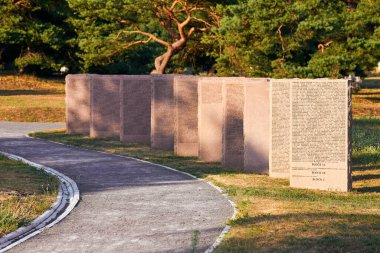 Baltiysk, Rusya - 07.30.2021 Doğu Cephesi 2. Dünya Savaşı sırasında ölen askerlerin adlarını içeren anıtlar. Uluslararası Anma Töreni Baltiysk 'te. Taş levhalarda savaş kurbanlarının isimleri, askerler var.