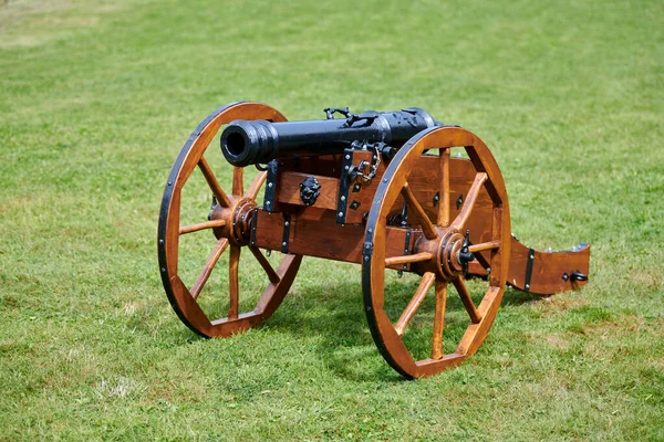 Modelo Canhão Restaurado Para Defesa Castelo Fundo Gramado Verde Artilharia — Fotografia de Stock