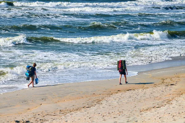 Zwei Junge Backpackerinnen Die Meer Unterwegs Sind Mädchen Reisende Mit — Stockfoto