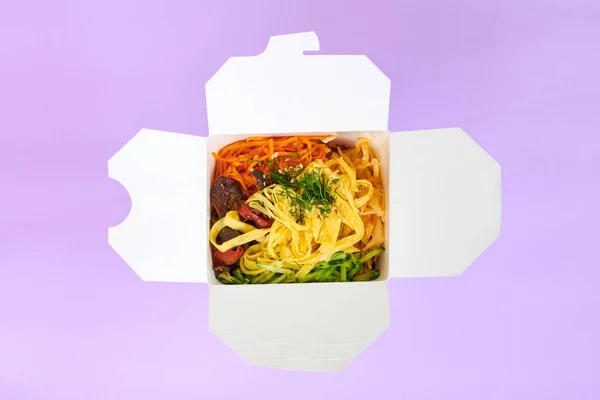 米饭与海鲜和蔬菜一起放在白色盒子里 与紫色背景隔离 顶部观景 一个装有饭锅 海鲜鸡尾酒和蔬菜的打开的外卖盒 亚洲食物 速食交付概念 — 图库照片
