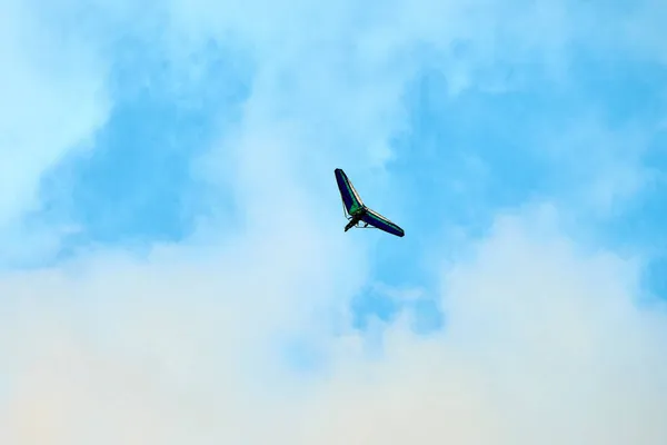 Planador Suspenso Alimentado Voando Céu Azul Asa Delta Motorizada Visão — Fotografia de Stock
