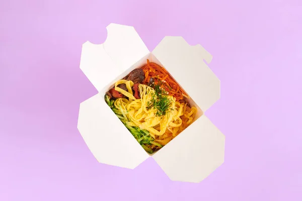 米饭与海鲜和蔬菜一起放在白色盒子里 与紫色背景隔离 顶部观景 一个装有饭锅 海鲜鸡尾酒和蔬菜的打开的外卖盒 亚洲食物 速食交付概念 — 图库照片