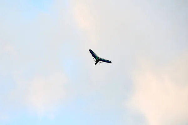 Planador Suspenso Alimentado Voando Céu Azul Asa Delta Motorizada Visão — Fotografia de Stock