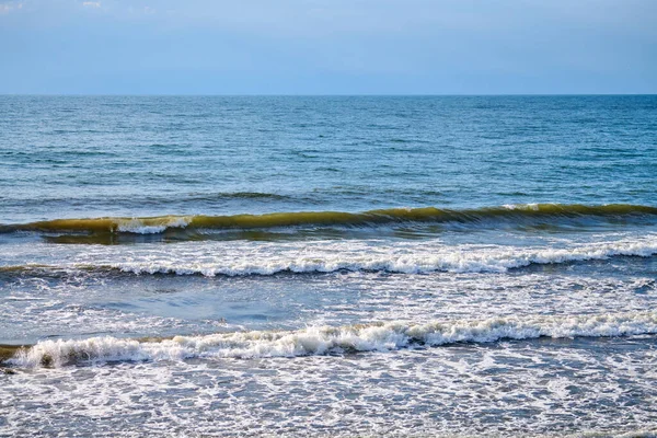 Глибоко Блакитні Морські Води Розмиваються Пінистими Хвилями Приморський Вид Океан — стокове фото