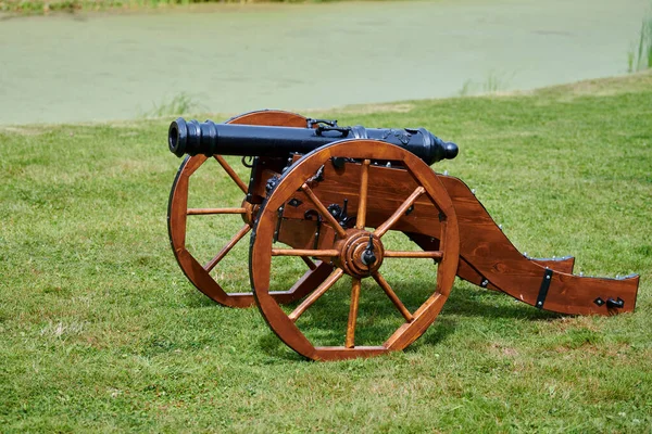 Modelo Canhão Restaurado Para Defesa Castelo Fundo Gramado Verde Artilharia — Fotografia de Stock