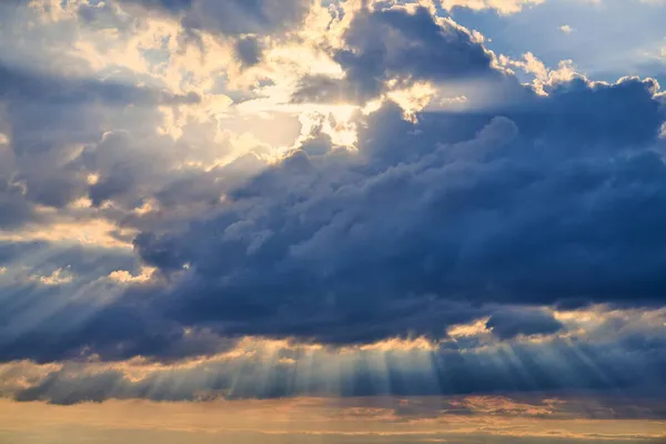 Sun Rays Clouds Sunbeams Shining Cumulus Clouds Inspirational Landscape Meditation — Stock Photo, Image