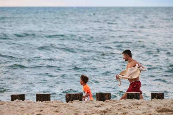 Svetlogorsk Russia 2021 Padre Bambino Che Giocano Tag Sulla Spiaggia — Foto Stock