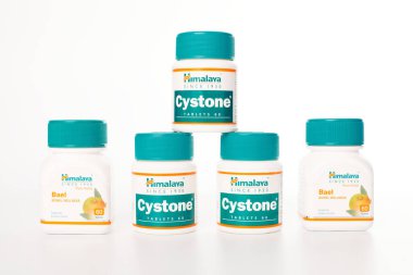 Kaliningrad, Rusya - 09.11.2021 Himalaya Cystone ve Bael şişeleri. Vücut sağlığı için Ayurvedic diyet takviyeleri. Beyaz arkaplanda saf bitki tabletleri
