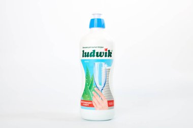 Kaliningrad, Rusya - 09.11.2021 Ludwik bulaşık deterjanı beyaz arka planda izole edilmiş. Hipo-alerjik bulaşık deterjanı. Çizgisiz ev bulaşıkları.