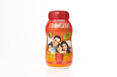 Kaliningrad, Rusya - 09.11.2021 - Baidyanath chyawanprash özel kavanozu beyaz arka planda izole edildi. Hindistan, bağışıklık ve sağlık sistemini güçlendirmek için hazırlanmış bir karışım. Çok lezzetli bir besin takviyesi.