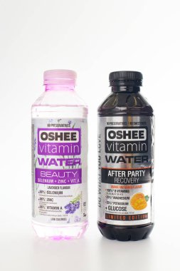 Kaliningrad, Rusya - 09.11.2021 - Beyaz arka planda izole edilmiş Oshee vitamin su şişeleri, aktif insanlar için vitaminli spor içecekleri