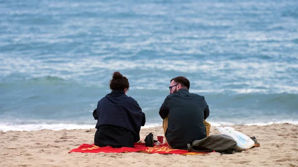 Baltiysk Russia 2021 Romantica Coppia Amore Picnic Seduta Sulla Spiaggia — Foto Stock