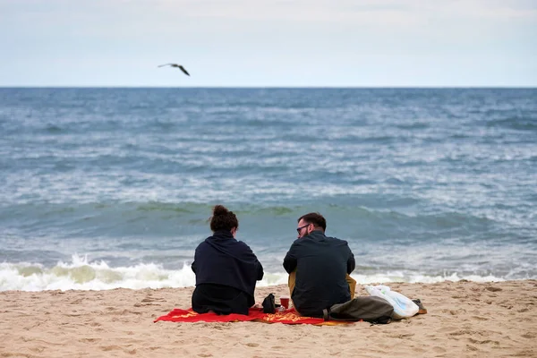 Baltiysk Russia 2021 Romantica Coppia Amore Picnic Seduta Sulla Spiaggia — Foto Stock