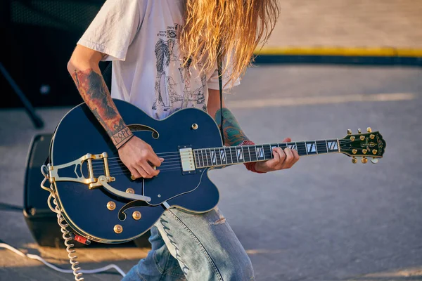 Svetlogorsk Russia 2021 Rock Musician Playing Guitar Outdoor Heavy Metal — Stock Photo, Image