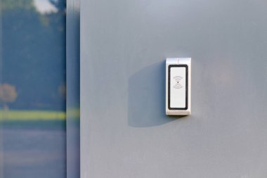 RFID okuyucusu, RFID anahtar kartı, kilit ve anahtar kontrol sistemine erişim için ofis girişinde. RFID kapı kilidi güvenlik tanımlama sistemi. Sadece çalışanlar girebilir.