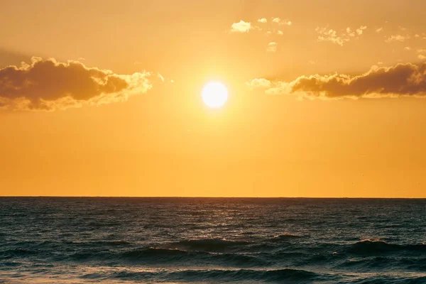 Sol Amarillo Cálido Sobre Mar Azul Profundo Cielo Escénico Del — Foto de Stock