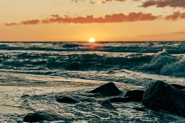 Жовте Сонце Майже Вниз Горизонту Над Глибоким Блакитним Морем Атмосферному — стокове фото