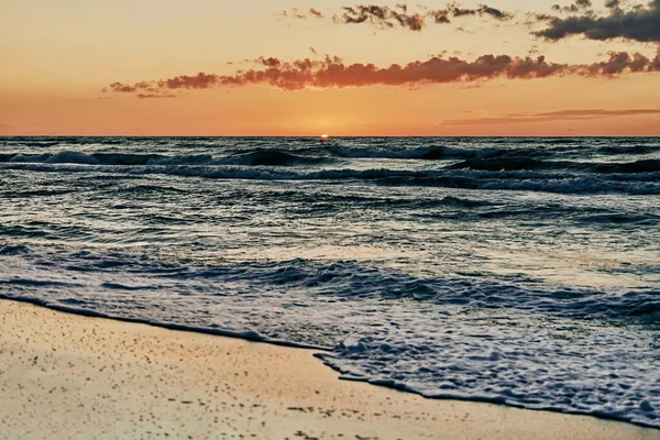 Прекрасний Захід Сонця Над Морськими Хвилями Половина Сонця Під Горизонтом — стокове фото
