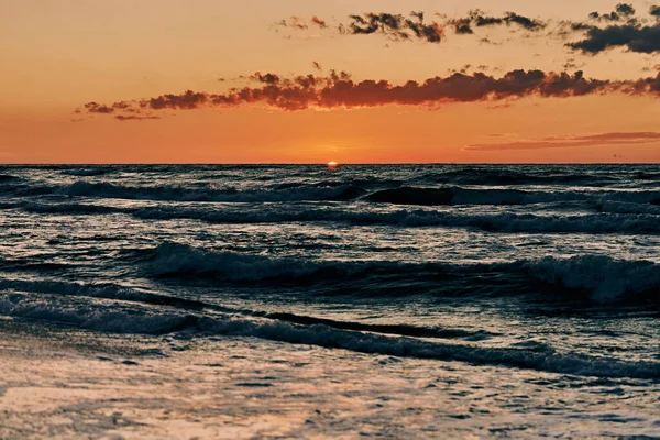 Прекрасний Захід Сонця Над Морськими Хвилями Половина Сонця Під Горизонтом — стокове фото