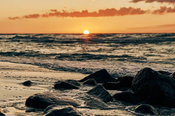 Жовте Сонце Майже Вниз Горизонту Над Глибоким Блакитним Морем Атмосферному — стокове фото