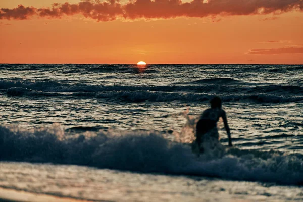 Жіночий Силует Синіх Морських Хвилях Красивому Літньому Заході Сонця Половина — стокове фото